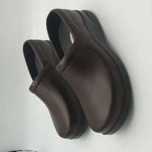 Like NEW KLOGS Footwear M 10 or W 11.5/12 medium width Dansko Nurse clogs